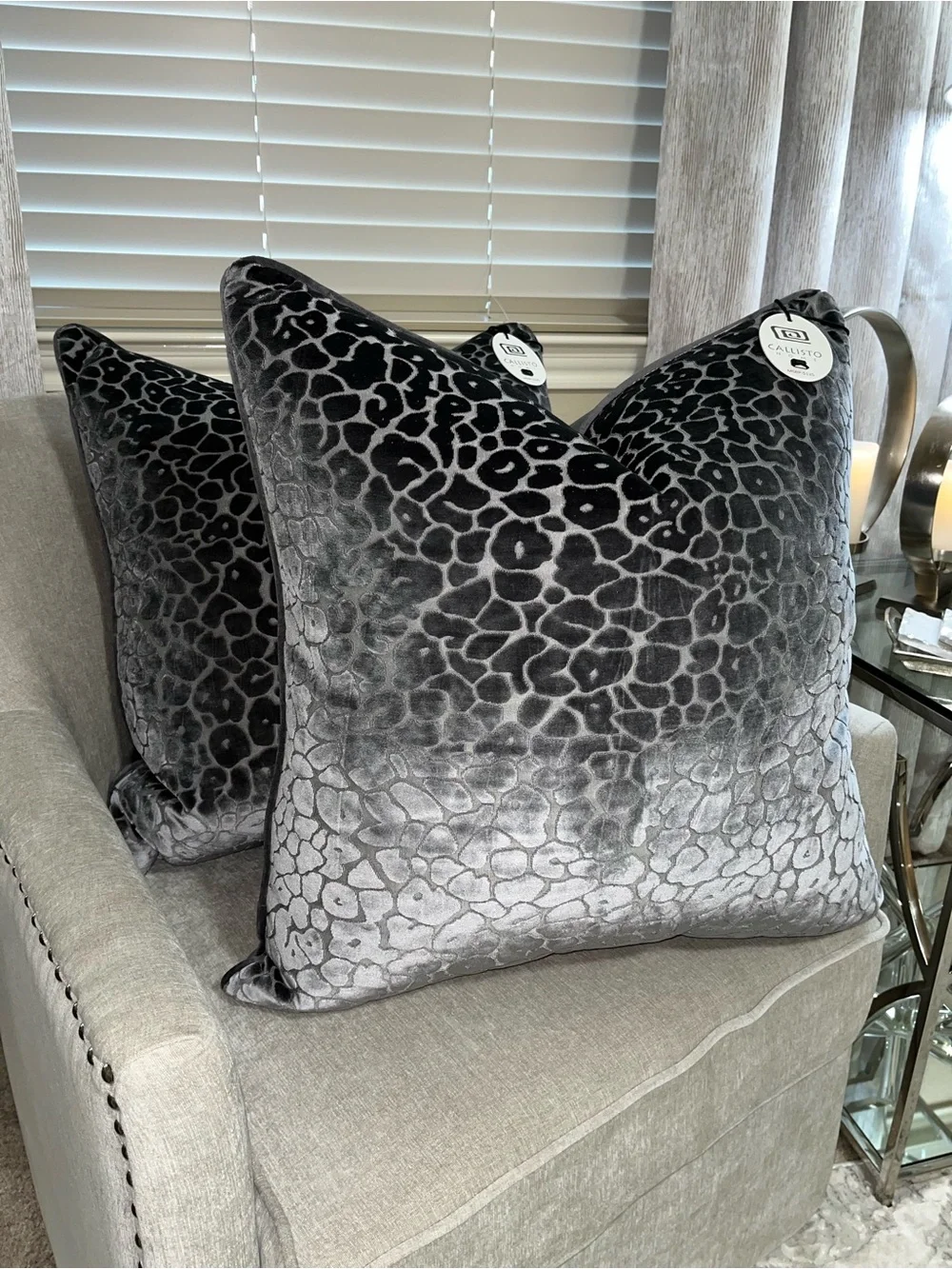 1-NWT CALLISTO HOME GRAPHITE LEOPARD DESIGN LUXURY DECORATIVE PILLOW (T06785F11)
